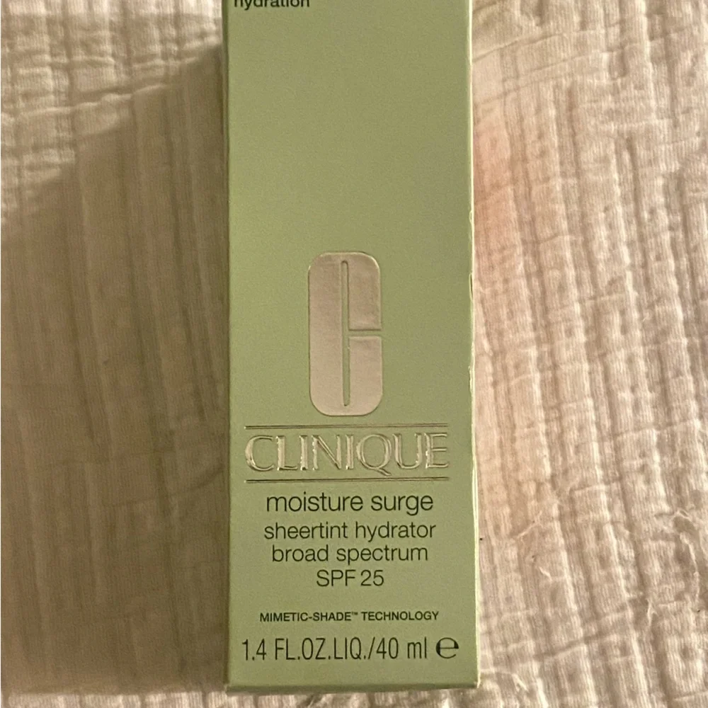 Clinique Moisture Surge Sheertint Hydrator Broad Spectrum SPF 25 Universal Deep